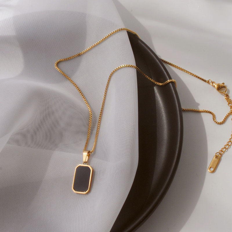 Rectangular Pendant Necklace Design 18k Gold - Image 6