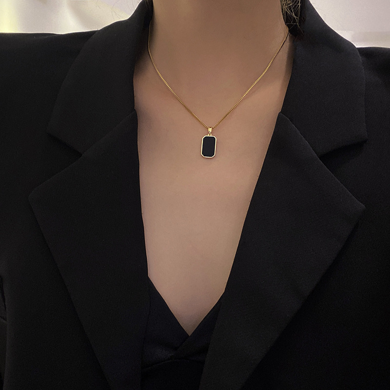 Rectangular Pendant Necklace Design 18k Gold - Image 3