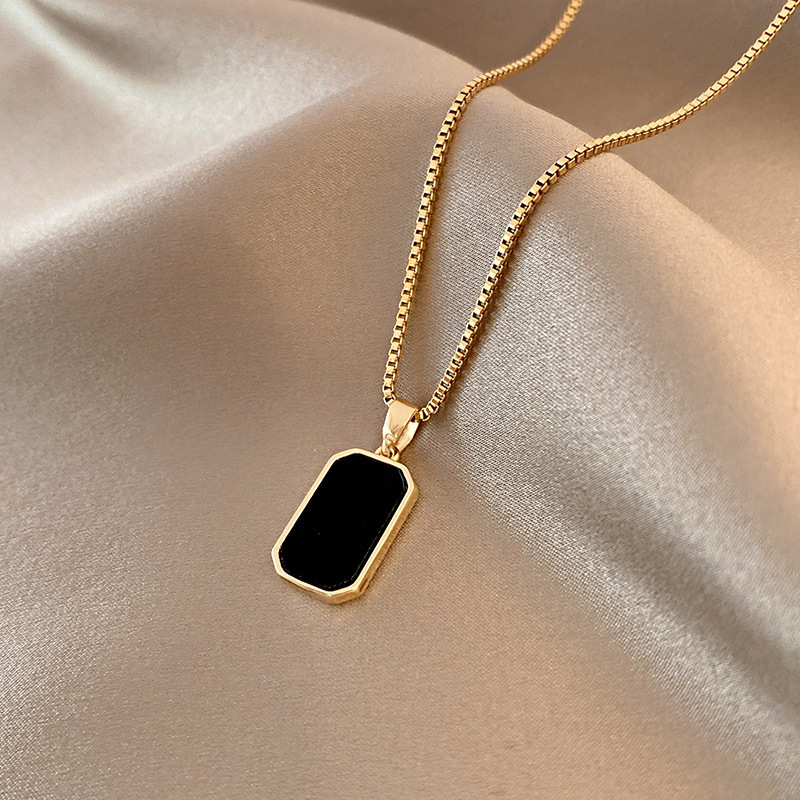 Rectangular Pendant Necklace Design 18k Gold - Image 4